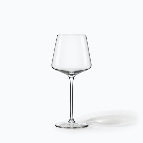 Verre à Vin Luxe, avec son ombre portée, sur fond blanc