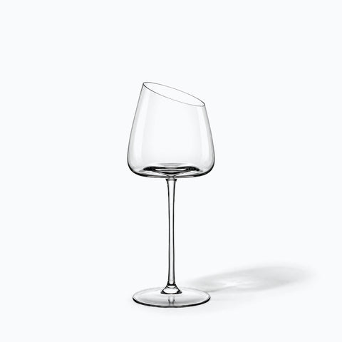 Verre à Vin Design, avec son ombre portée, sur fond blanc