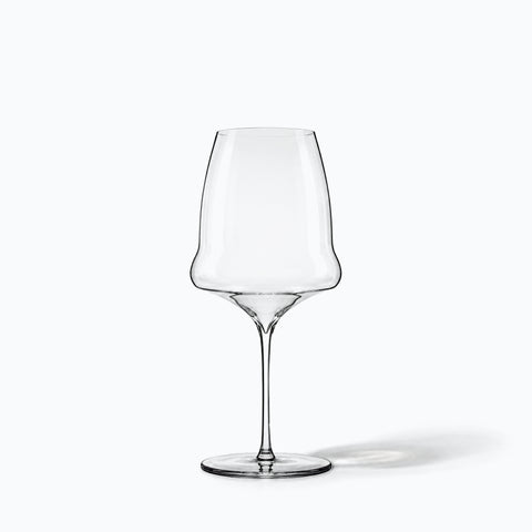Verre à Vin Design Original, avec son ombre portée, sur fond blanc