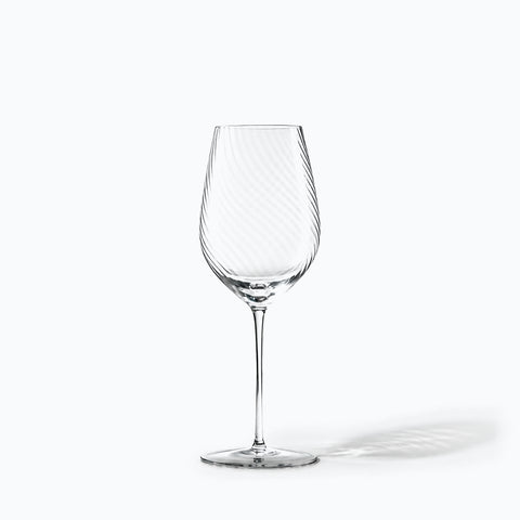 Verre à vin Ténor en cristal seul sur fond blanc, avec son ombre portée