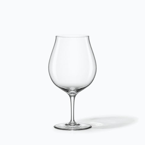 Le verre à vin pied bas Tablée seul sur fond blanc, avec son ombre portée