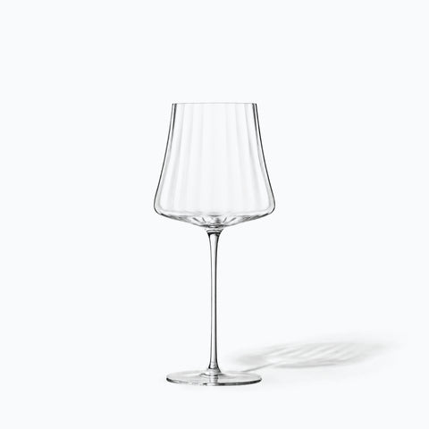 Verre à vin Partition en cristal strié seul sur fond blanc, avec son ombre portée