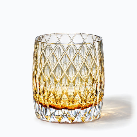 Verre à Whisky Décoré, avec son ombre portée, sur fond blanc