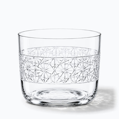 Verre à whisky Constellation en cristal seul sur fond blanc, ombre portée