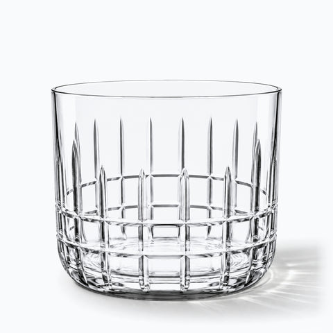 Verre à whisky Claustra en cristal taillé seul sur fond blanc, ombre portée