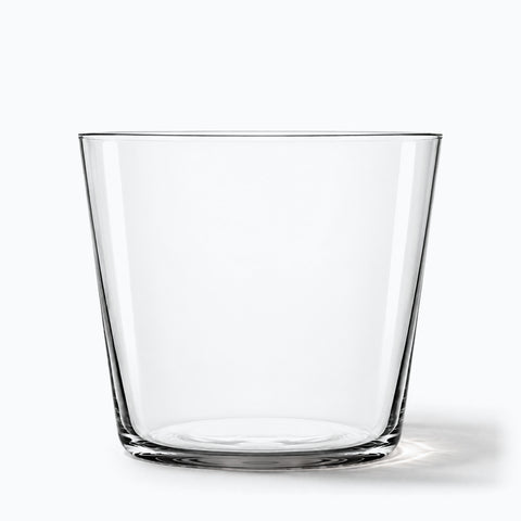 Verre à whisky Plume en cristal, seul sur fond blanc avec son ombre portée