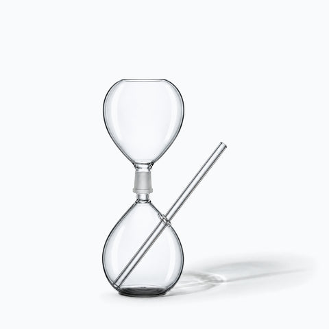 Verre avec paille intégrée Nuée seul sur fond blanc, avec son ombre portée