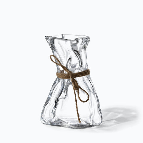 Verre à Cocktail Design, avec son ombre portée, sur fond blanc