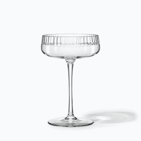 Verre Cocktail Coupe, avec son ombre portée, sur fond blanc