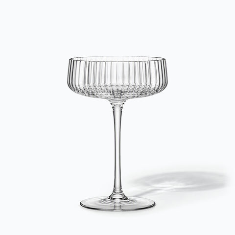 Verre coupe à cocktail Pivoine, avec son ombre portée, sur fond blanc
