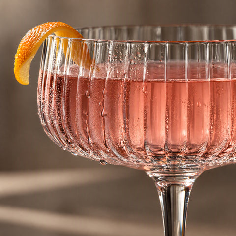 Stries du verre coupe à cocktail Pivoine, en gros plan