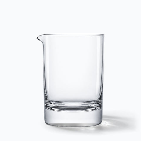 Verre de mixologie Remous à bec verseur, seul sur fond blanc avec ombre portée