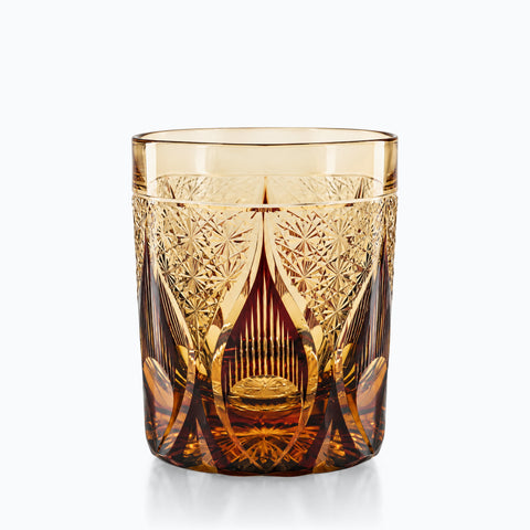 Verre Yuhi, couleur rubis, sur fond blanc