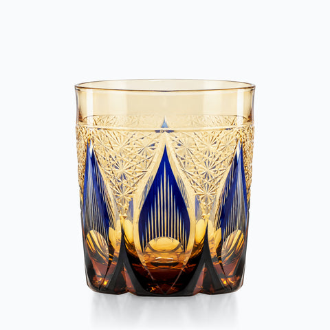 Verre Yuhi, couleur saphire, sur fond blanc