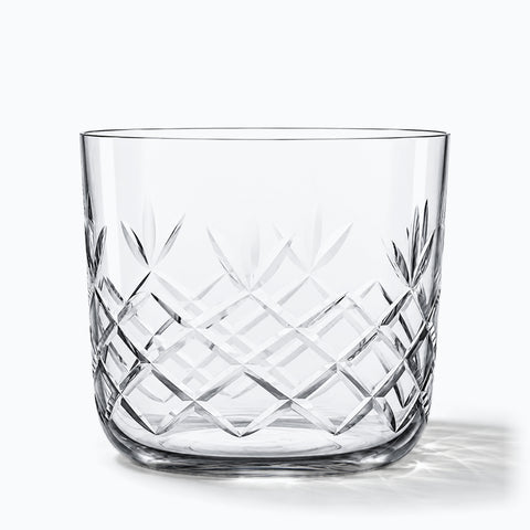 Verre à whisky Chevron en cristal taillé seul sur fond blanc, ombre portée