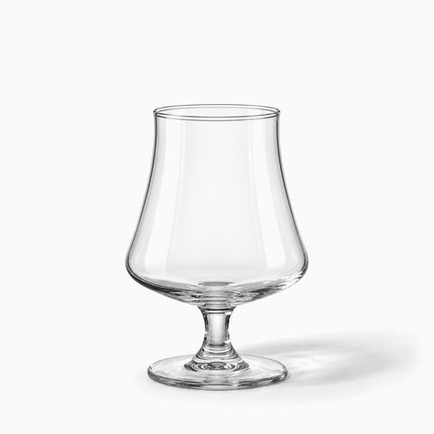 Verre Highlands Whisky · Cairn, avec son ombre portée, sur fond blanc