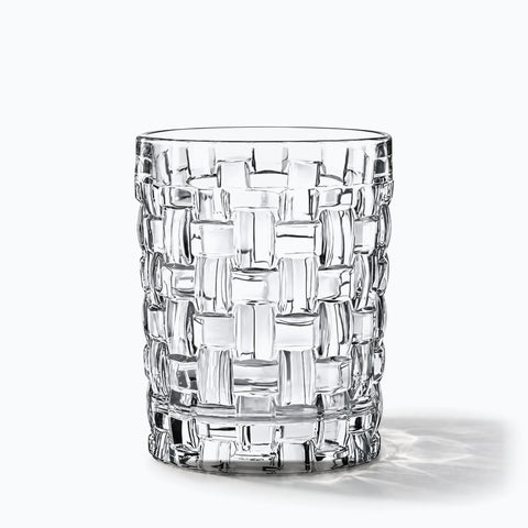 Verre à Eau Design Italien, avec son ombre portée, sur fond blanc