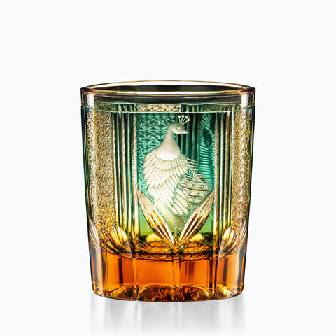 Verre Japonais Vintage, couleur vin emeraude, sur fond blanc