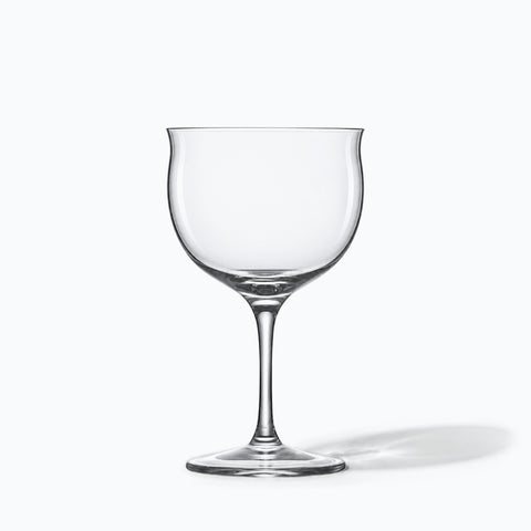 Le verre Nick and Nora Ourlet seul sur fond blanc, avec son ombre portée