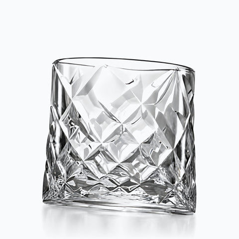 Verre à Whisky Penché, sur fond blanc