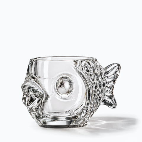 Verre Poisson, avec son ombre portée, sur fond blanc