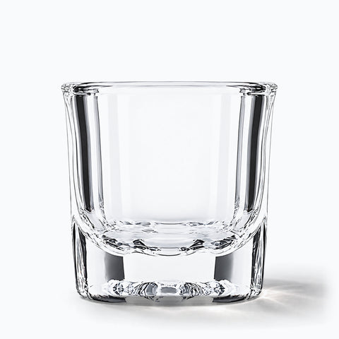 Verre Shooter à Whisky, avec son ombre portée, sur fond blanc
