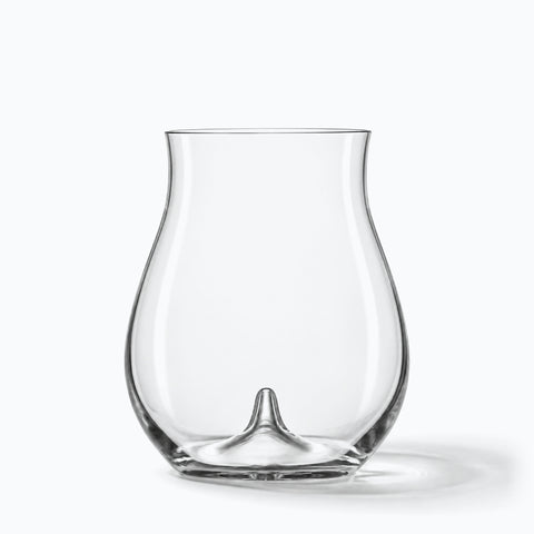 Verre tulipe Pontil sans pied, seul sur fond blanc avec ombre portée