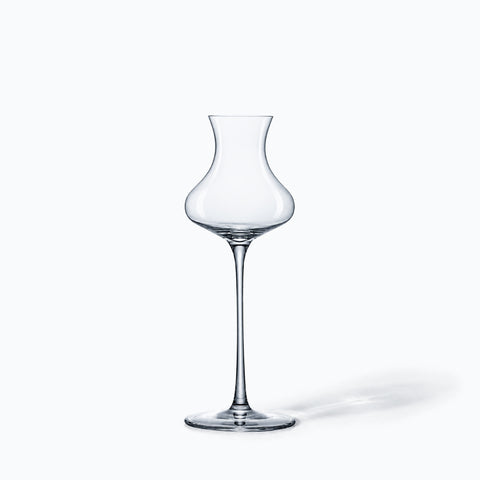 Verre tulipe digestif Quenouille seul sur fond blanc, ombre portée