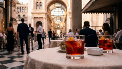 Deux verres Old Fashioned remplis d'Americano cocktail rouge rubis sur table de bistrot milanais Galleria Vittorio Emanuele