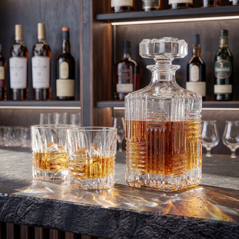Service à Whisky posé sur un bar dans une whisky lounge