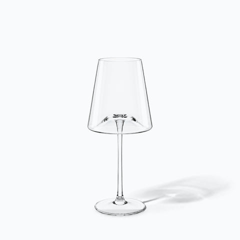 Beau Verre à Vin, avec son ombre portée, sur fond blanc