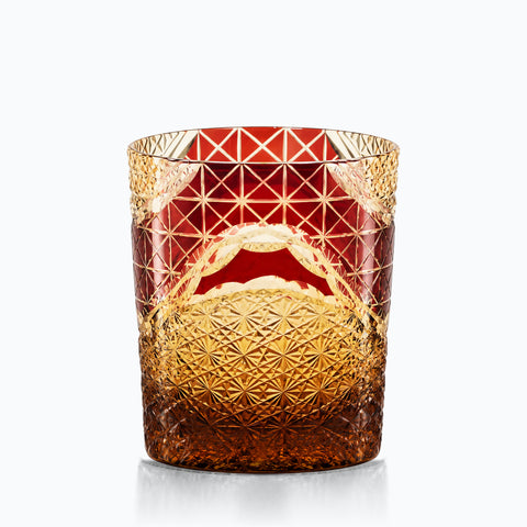 Beau Verre à Whisky, couleur rubis / 1 pc, sur fond blanc