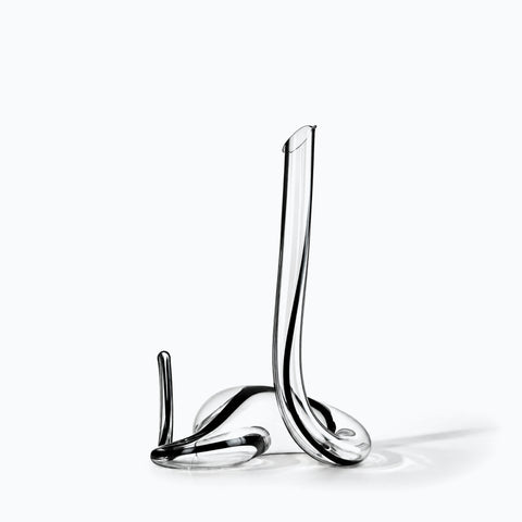 Carafe à vin Olifant, avec son ombre portée, sur fond blanc