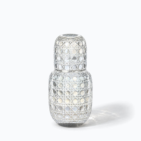 Belle Carafe d'eau Aqualina, avec son ombre portée, sur fond blanc