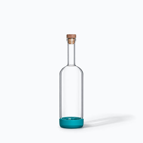 La bouteille à sirop Cyprès seule sur fond blanc, avec son ombre portée