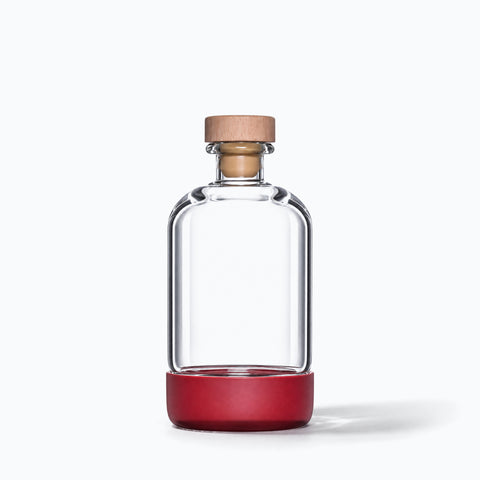 Bouteille en verre à bouchon bois Manchon seule sur fond blanc, avec son ombre portée