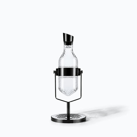 Carafe à Décanter avec Aérateur Oxyvigne, avec son ombre portée, sur fond blanc