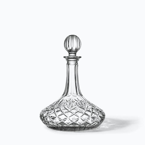 Carafe à Décanter Cristal de Paris La Duchesse, avec son ombre portée, sur fond blanc