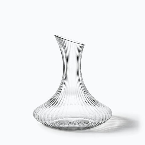 Carafe à Décanter Gravée Accanto, avec son ombre portée, sur fond blanc