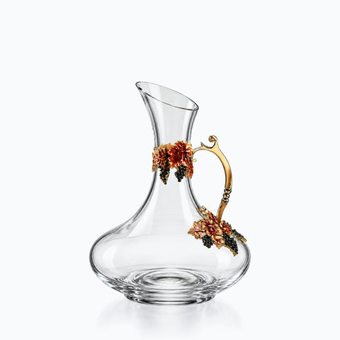 Ancienne carafe à vin en Forme aiguière Vintara, sur fond blanc