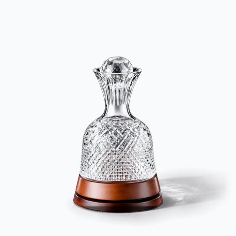 Carafe à Vin Design Luxe Maestoso, avec son ombre portée, sur fond blanc