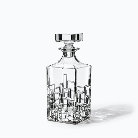 Carafe à Whisky Gravure Sacre, avec son ombre portée, sur fond blanc