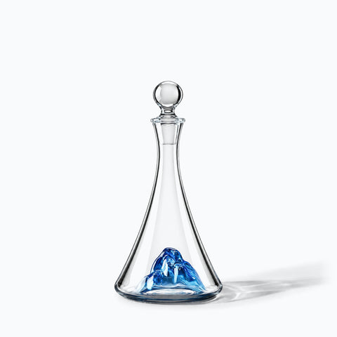 Carafe Bleue Méridia, avec son ombre portée, sur fond blanc