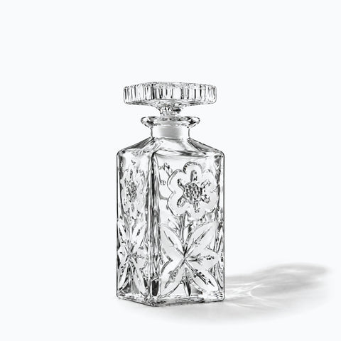 Ancienne Carafe Cristal Fleurs Gravées Rosace, avec son ombre portée, sur fond blanc