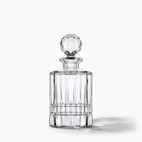 Carafe à Whisky Cristal de Bohème Zircon, avec son ombre portée, sur fond blanc