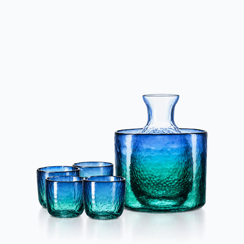 Carafe D'eau Verre Bleu Océanide, sur fond blanc
