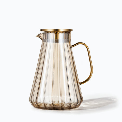 Carafe d'eau Ancienne Fresca, avec son ombre portée, sur fond blanc