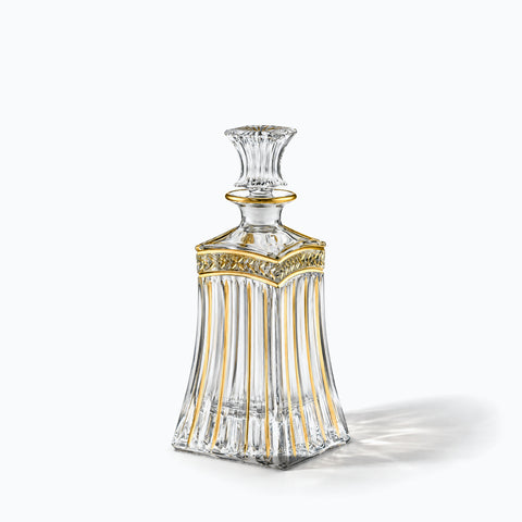 Ancienne Carafe à Whisky Pilastre, avec son ombre portée, sur fond blanc