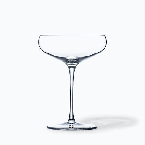 Coupe à champagne Carillon seule sur fond blanc, ombre portée