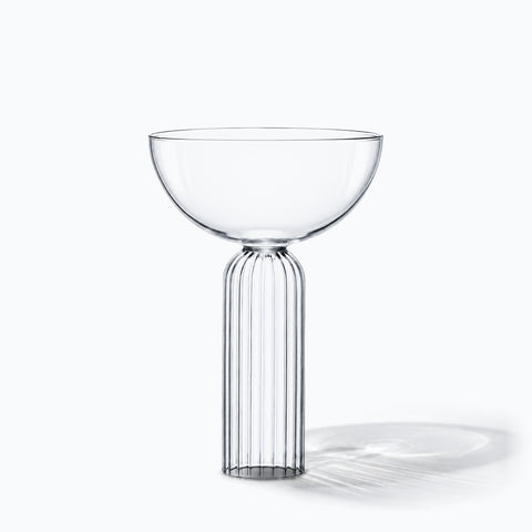 La coupe à champagne Torchère seule sur fond blanc, ombre portée